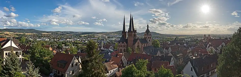 In der Bildmitte: Die Marienkirche in Gelnhausen