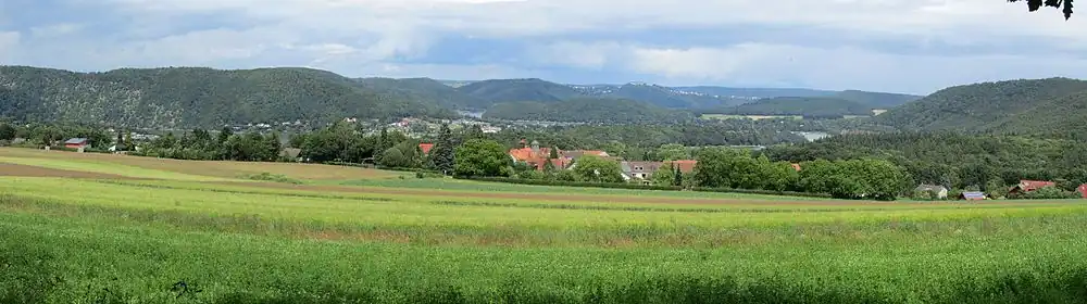 Als Landschaftsblick ist der Fünfseenblick oberhalb Bringhausen sicher ganz nett, als "Fünfseenblick" allerdings eher weniger. Die fünf sehr kleinen Seeteile gehen im Panorama weitgehend unter.