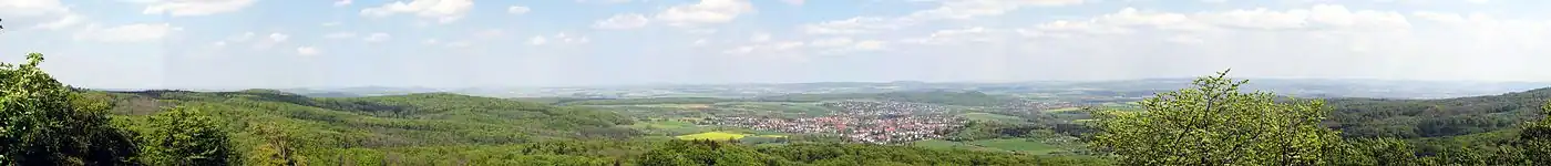 Hohlestein: Frühlingsblick Richtung Nordosten auf die Gemeinde Ahnatal. Der Reinhardswald liegt im Nebel und ist daher nicht zu sehen.