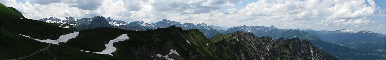 Panoramasicht von der Station Höfatsblick am Nebelhorn auf 1932 m, ganz rechts Hoher Ifen (Steilabbruch) und Gottesackerplateau (Altschnee)