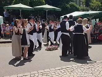 Die Kerwabum und -madla zeigen ihre Tanzkünste