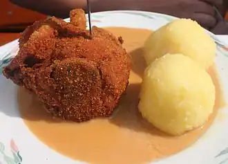 Pfefferhaxe mit Pfeffersoße und Klößen in Wilmersreuth