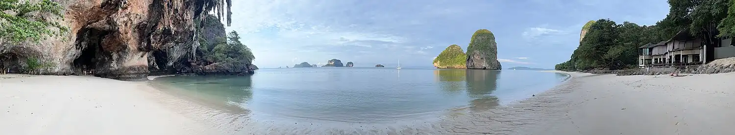 Wer auf Railay übernachtet bekommt früh einen leeren Strand