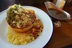 Pie mit Beilagen.