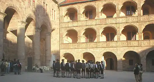 Innenhof der Plassenburg mit Reliefbildern der Hohenzollern