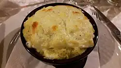 Polenta, im Ofen mit Käse und geschmolzener Butter gratiniert