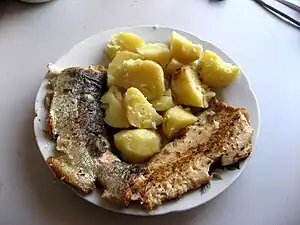 Pstruh duhový a vařené brambory - Forelle und Salzkartoffeln