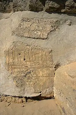 Amenhotep und seine Ehefrau vor einem Opfertisch