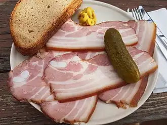 Brotzeit im Schmausenkeller