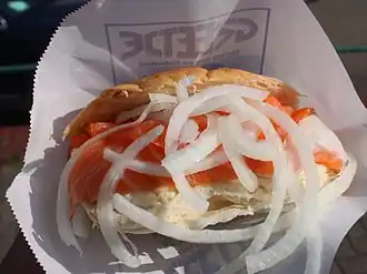 Räucherlachs mit Zwiebeln