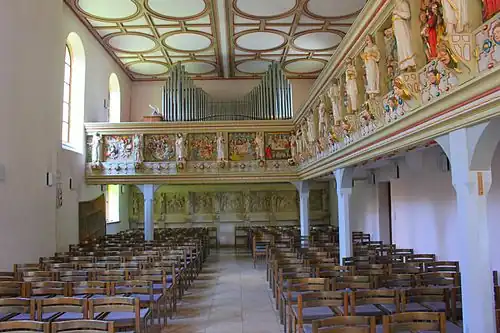Kirchenraum mit Orgel
