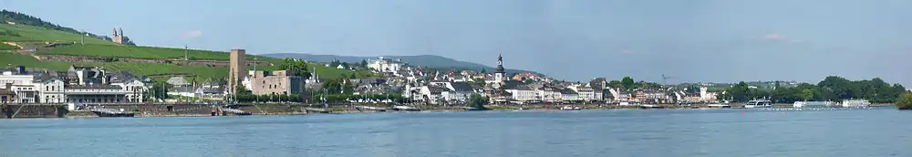 Rüdesheim mit Bahnhof, Abtei St. Hildegard (oben), Turm der Boosenburg, Brömserburg und Stadtansicht
