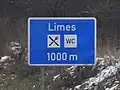 Schild Raststätte Limes West an der A5 zwischen dem Gambacher Kreuz und der Abfahrt Fernwald.