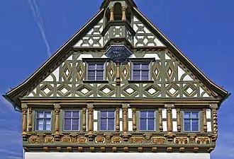 Der Schmuckgiebel an der Ostseite des Rathauses