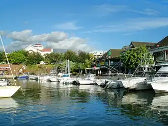 Yachthafen und Kirche