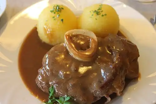 Rinderbeinscheibe mit Klößen