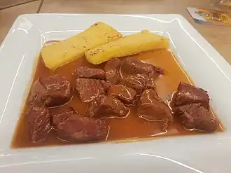 Rindergulasch mit Polenta