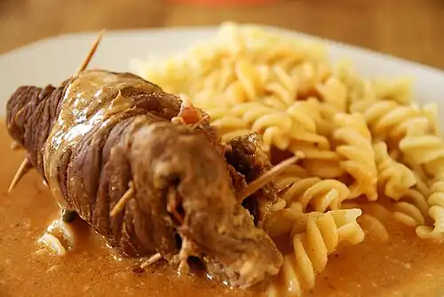 Rindsroulade mit Spiralnudeln und Bratensauce