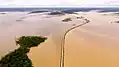 Die höher gelegte BR-364 im Überschwemmungsgebiet des Rio Madeira / Rondônia