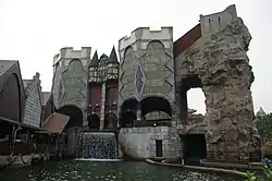 River Quest-Gebäude: links die Station, rechts die Vertikalaufzüge