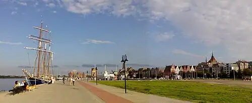Panoramablick über die Warnow auf Rostock. Bildmitte die Petrikirche, Rechts die Marienkirche