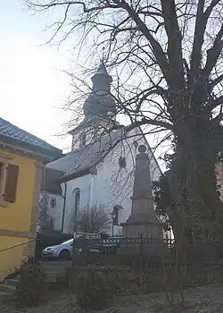 Kriegerdenkmal und Kirche