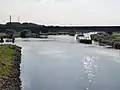 Einmündung des Rhein-Herne-Kanals (rechts) in den Ruhrschifffahrtskanal, im Hintergrund die Brücke der A 59 in Duisburg