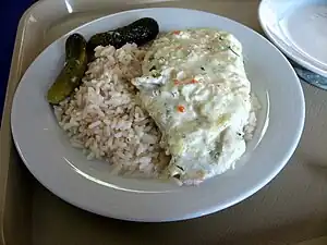 Rybí maso s omáčkou, rýže, nakládané okurky - Fisch mit Sauce, Reis und Gurken