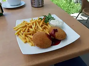 Smažený sýr - Panierter Käse mit Pommes und Salat