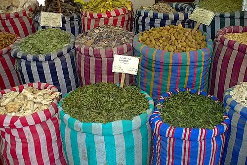 Gewürze und Gemüse in Säcken