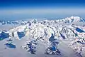 Der Seward-Gletscher mit dem Mount Logan (Mitte) und Mount Saint Elias (rechts)