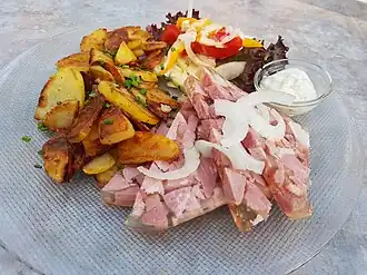 Sauerfleisch mit Bratkartoffeln und Remoulade