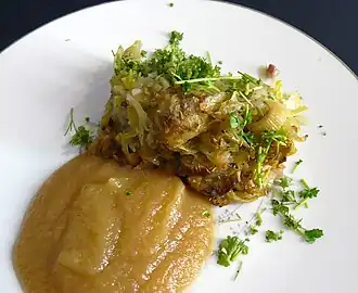 Dibbelabbes mit Apfelkompott und Petersilie