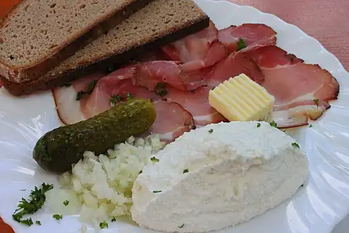 Schinken und Ziebeleskäs