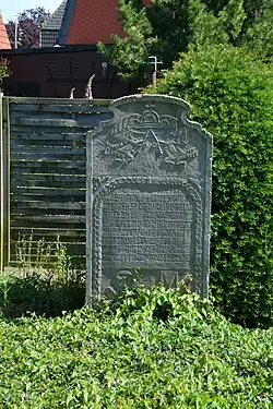 Grabmal auf dem Gemeindefriedhof