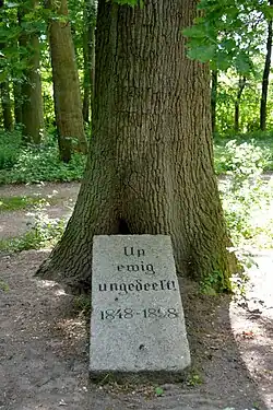 Gedenkstein an Doppeleiche mit Kernspruch des Vertrages von Ripen aus dem Jahre 1460 zur Unaufteilbarkeit Schleswigs und Holsteins