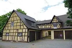 und ein Nebengebäude