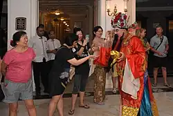 Cai Shen mit der Gabenschale voller Schokodollar