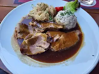 Schweinsbraten in Biersoße mit Semmelknödel und Sauerkraut