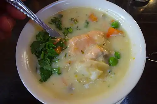 Seafood Chowder mit vielen Fischstücken
