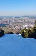 Heurieselskiabfahrt von oben mit Blick auf Pfrontner Tal, wo der Schnee schon getaut ist