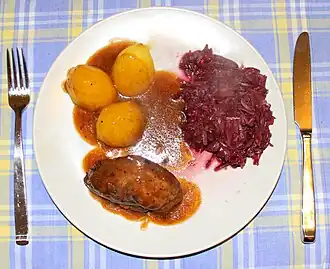 Snirtjebraten mit Rotkohl und Salzkartoffeln