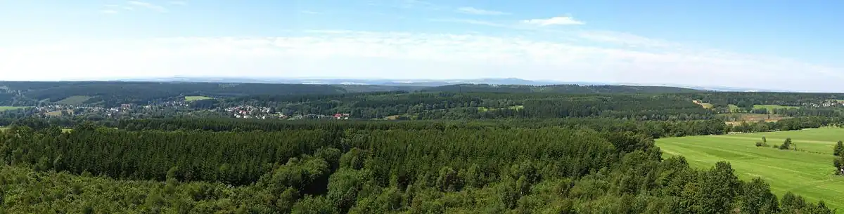 Blick vom Hochsollingturm; links im Panorama ist Neuhaus zu erkennen. Ganz rechts sind noch einige Häuser von Silberborn zu sehen. Der markante Berg am Horizont mittig mit dem Fernsehturm ist der 497 m hohe Köterberg