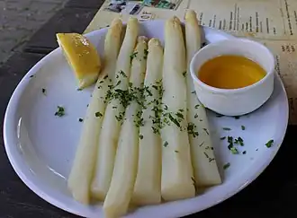 Spargel mit zerlassener Butter