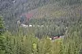 Ein Zug verlässt den unteren Spiral-Tunnel in Richtung Osten, während das Zug-Ende noch in den Tunnel einfährt.