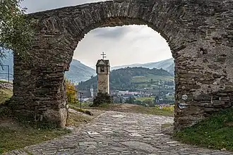 Rotes Tor mit Blick auf Spitz