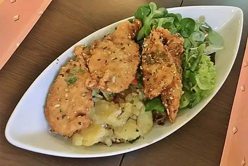 Steirischer Backhendlsalat mit Erdäpfel- und Vogerlsalat