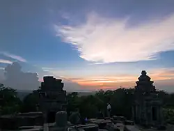 Sonnenuntergang vom Phnom Bakeng mit Blick auf den West Mebon See