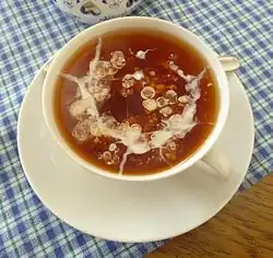 Tee mit Sahnewolke