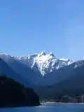 Lions Gate mit den Lions Mountains und dem Capilano Lake